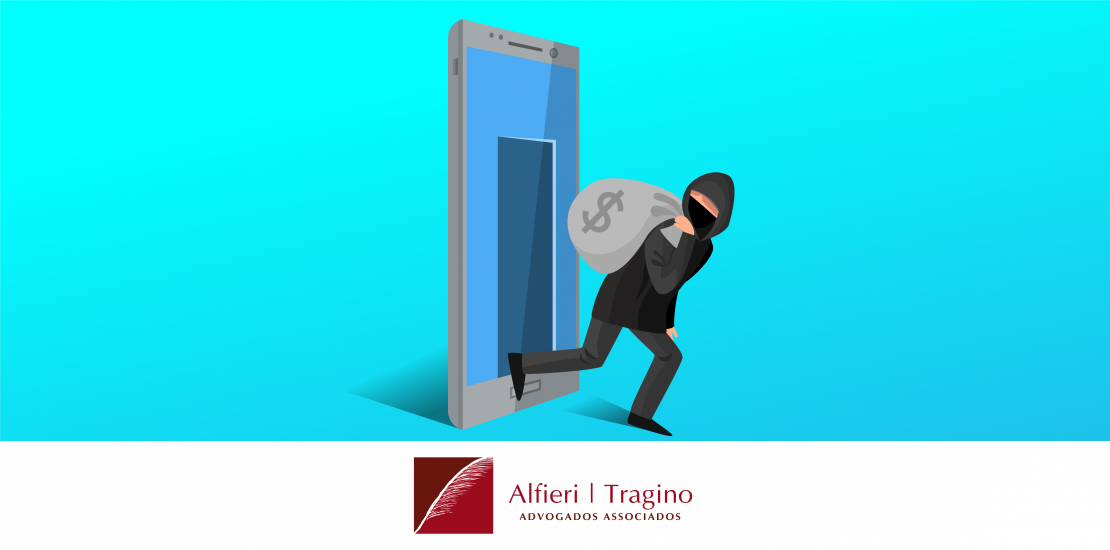 Ladrão vestido de preto com máscara no rosto carregando um saco cinza de dinheiro, saindo da tela de um celular